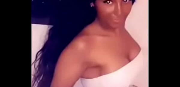  LA BEURETTE KARIMA FAIT DU SHOW SEXY DANS SA STORY 